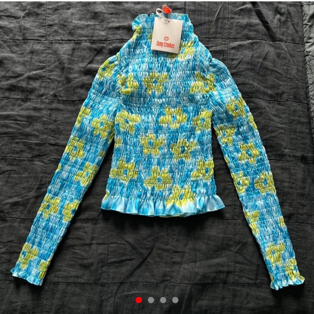 Amy Crookes blue and green shirt